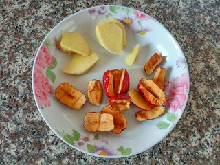 4、虫草花猪骨汤,姜去皮清洗干净切片、红枣去核清洗干净