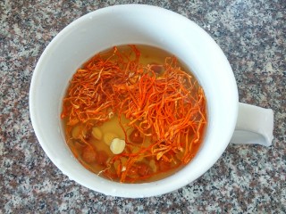 5、虫草花猪骨汤,虫草花、莲子、用清水稍微浸泡一下、清洗干净