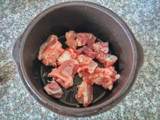 6、虫草花猪骨汤,炖盅清洗干净、放入猪骨