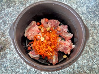 7、虫草花猪骨汤,放入虫草花、莲子