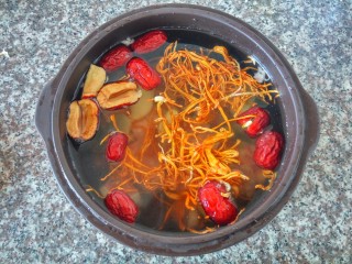 9、虫草花猪骨汤,加入适量清水