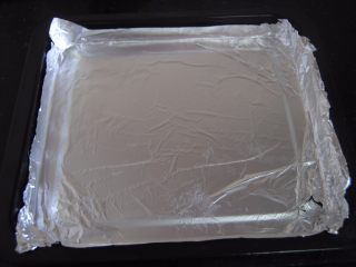 9、迷迭香辣土豆,烤盘铺上锡纸，亚光面朝上