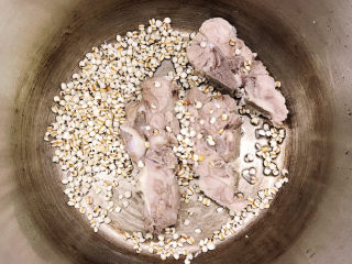 5、冬瓜薏米汤,薏米放入锅中