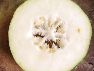 8、冬瓜薏米汤,冬瓜去核