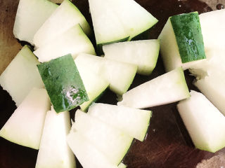 10、冬瓜薏米汤,再切成小块。