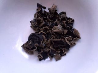 1、黑木耳炒白菜,准备干木耳