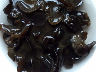 2、黑木耳炒白菜,用水浸泡6小时以上泡发