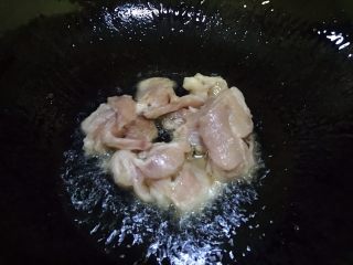 8、黑木耳炒白菜,锅内放油烧至五成热,放入肉片翻炒几下