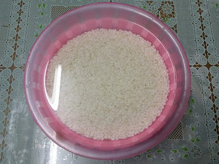 2、#为家乡菜爆灯#红枣糯米藕,糯米淘净后再放少许清水浸泡一夜