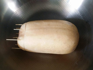 6、#为家乡菜爆灯#红枣糯米藕,合上藕盖子并用牙签固定封口