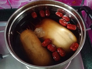 7、#为家乡菜爆灯#红枣糯米藕,将冰糖、红糖、红枣和生藕放入锅中，加入清水没过莲藕加盖大火