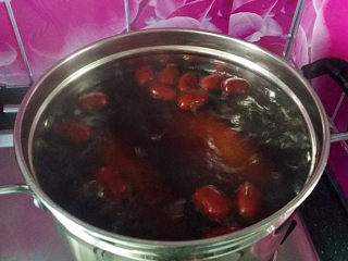 8、#为家乡菜爆灯#红枣糯米藕,大火煮开后转小火再煮半小时，取出红枣以防破皮影响美观