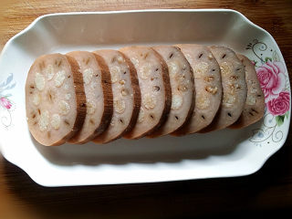 11、#为家乡菜爆灯#红枣糯米藕,切片装盘