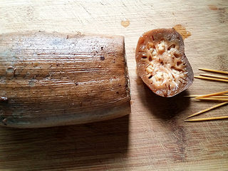 10、#为家乡菜爆灯#红枣糯米藕,浸泡一夜后取出，拔去牙签