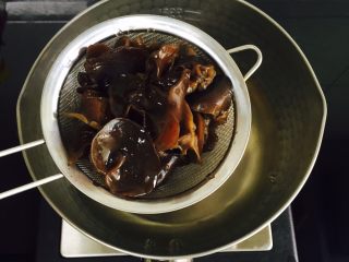 5、虫草花拌木耳,焯水两分钟捞起