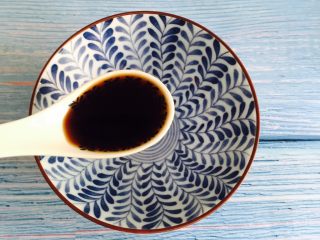 8、虫草花拌木耳,取一个碗，一勺生抽