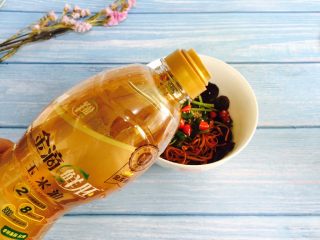 16、虫草花拌木耳,加入20g花生油搅拌均匀即可食用