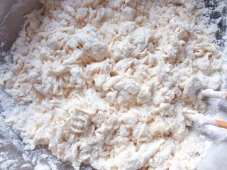 1、漂亮花馍,先来和面团：将面粉和白糖拌匀，加入酵母水（酵母粉加入温水中搅匀融化），边加边用筷子搅拌成絮状。