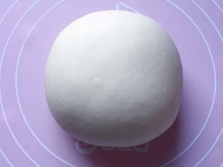 2、漂亮花馍,再用手和成软硬适中的面团，盖上保鲜膜放温暖处发酵至2倍大。
