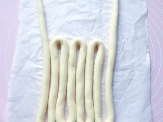 4、漂亮花馍,将发酵好的面团排气揉匀后，用手搓成长条，摆好造型，如上图。（长条的长度决定花馍的大小，可随个人喜好）