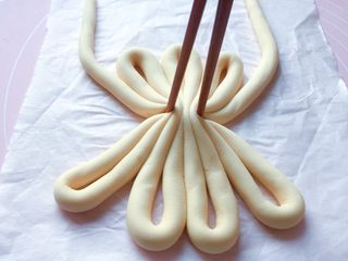 5、漂亮花馍,然后用筷子夹起来，如上图。
