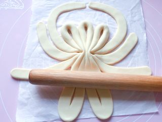 7、漂亮花馍,如图：另一头中间3条留着不压平，其余的都用擀面杖压平。
