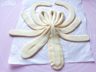 8、漂亮花馍,如图：把边缘处用小刀切成小细条儿。