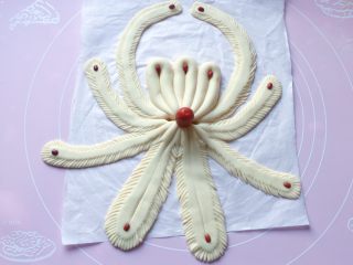 12、漂亮花馍,如图：再在中间放上一颗红枣就OK啦。