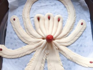 13、漂亮花馍,做好的花馍不需要二发，直接上锅蒸制，上汽后蒸20分钟左右，关火焖5分钟即可。