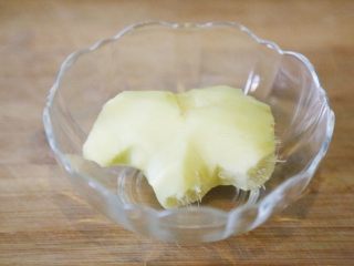 1、自制姜撞奶,生姜洗净，去皮备用。