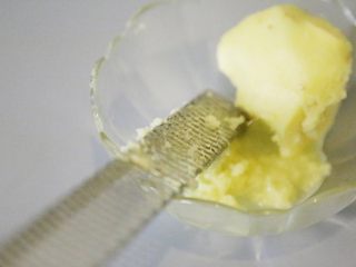 2、自制姜撞奶,用擦丝器，将生姜擦成泥状，并用一个小碗取汁。