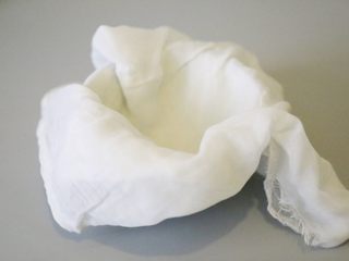 4、自制姜撞奶,另取一个碗，放上一块纱布。