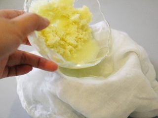 5、自制姜撞奶,姜擦好的生姜泥倒入铺好纱布的碗里。