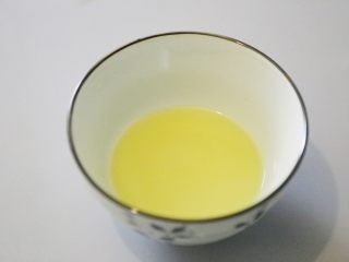 8、自制姜撞奶,所有挤好的生姜汁，放好备用。