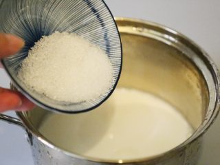 10、自制姜撞奶,加入白砂糖。