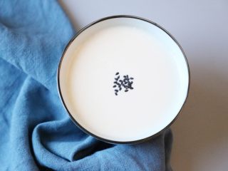 14、自制姜撞奶,撒上一小撮黑子麻装饰，就可以吃啦。