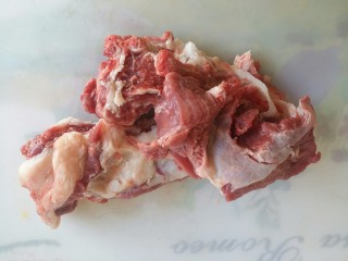 1、羊肉胡萝卜土豆滋补暖身汤,羊肉600克，选择了肥瘦相间的腰条。