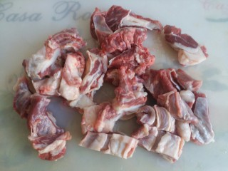 2、羊肉胡萝卜土豆滋补暖身汤,切成块