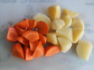 4、羊肉胡萝卜土豆滋补暖身汤,土豆胡萝卜切滚刀块