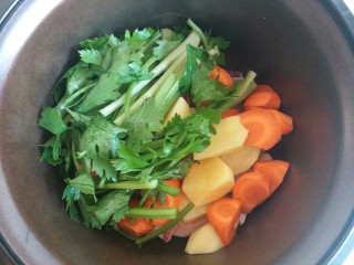 8、羊肉胡萝卜土豆滋补暖身汤,再将芹菜放入