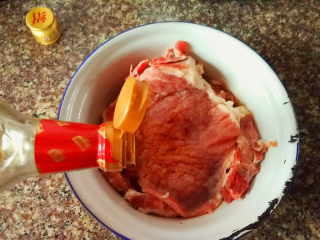 4、红烧香葱大排,加入生抽