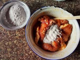 8、红烧香葱大排,腌制好后再倒入番薯淀粉，先到一部分让一片两面挂上粉，