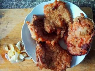 11、红烧香葱大排,切好葱姜蒜备用