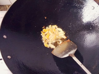 12、红烧香葱大排,把锅里剩余的油里捞出杂质，倒入切好的葱头，蒜瓣，姜片，炸出香味