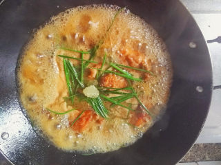 14、红烧香葱大排,大火5分钟，放入一小块冰糖