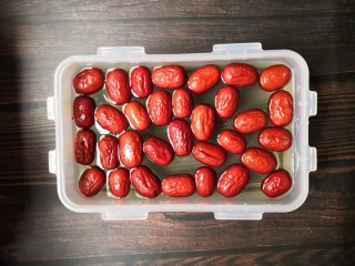 1、百变水果  百香果味糯米酿红枣,红枣（实际我只做了19颗，哈哈）加适量清水泡3小时左右。
