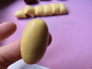 13、百变水果  百香果味糯米酿红枣,取一小段，搓成椭圆形。