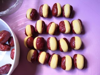 15、百变水果  百香果味糯米酿红枣,全部塞完。