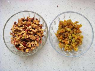 1、红枣葡萄干蛋糕杯,红枣去核，葡萄干分别切碎粒。