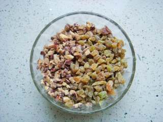 2、红枣葡萄干蛋糕杯,拌入少许的干面粉（分量内）搅拌几下，使表面均匀的沾满面粉。